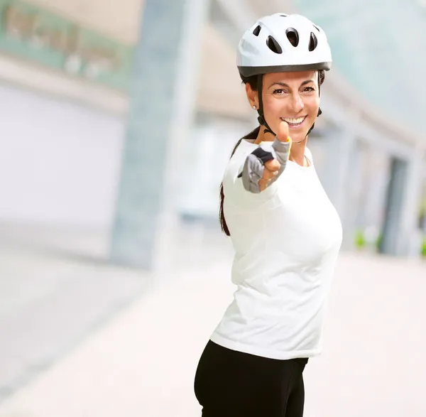 Mulher usando capacete mostrando polegar para cima — Fotografia de Stock