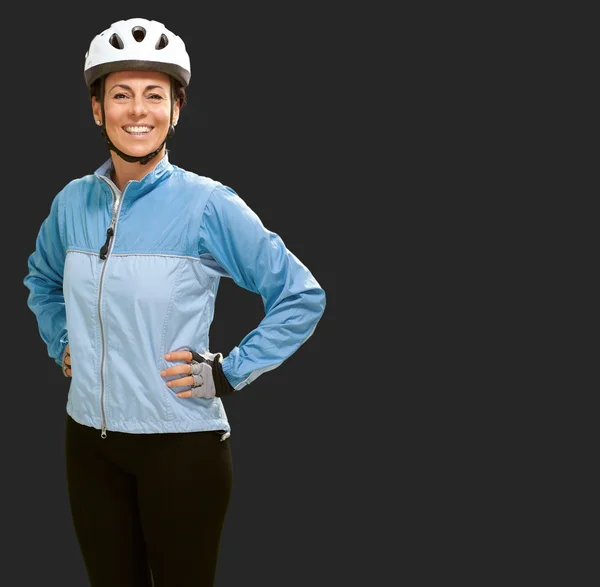 Donne sorridenti con le mani sul fianco — Foto Stock