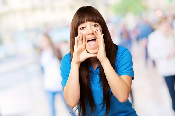 Portrait of a teenager screaming — Stock Photo, Image