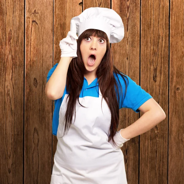 Portret van vrouwelijke chef-kok geschokt — Stockfoto