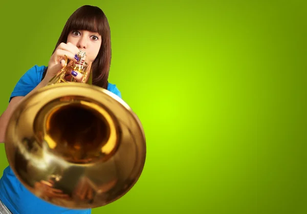 Портрет молодой девушки, трубящей в трубу — стоковое фото