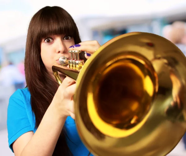 Portrait d'une jeune fille qui sonne de la trompette — Photo
