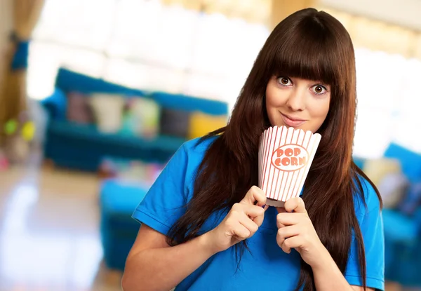 Portrait of a girl holding empty popcorn packet — Stock Photo, Image