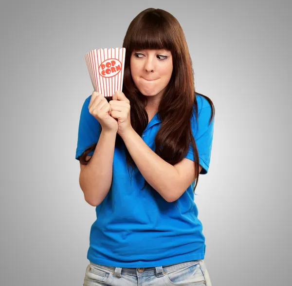 Meisje bedrijf leeg popcorn packet — Stockfoto