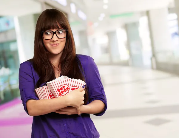 Žena hospodářství prázdný popcorn paket — Stock fotografie