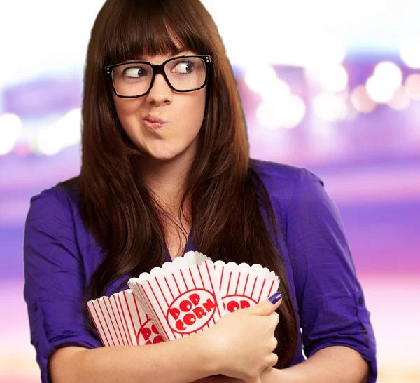 Lány gazdaság üres popcorn csomag — Stock Fotó