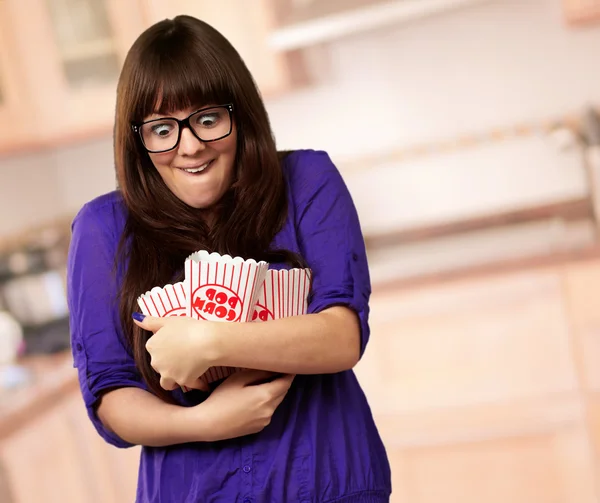 Porträt einer jungen Frau mit Popcorn-Behälter — Stockfoto