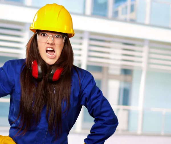 Vrouw werknemer met helm — Stockfoto