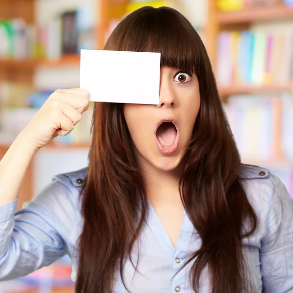 Mujer sosteniendo tarjeta en blanco —  Fotos de Stock