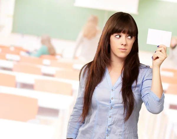 Ritratto di una ragazza che tiene carta — Foto Stock