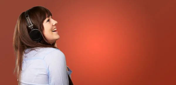 Mulher feliz usando fone de ouvido — Fotografia de Stock