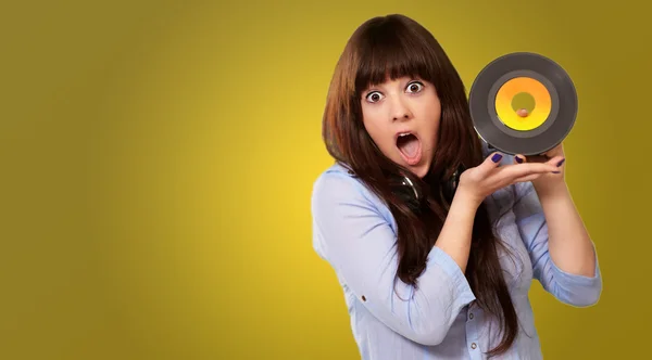 Shock ragazza mostrando vinile — Foto Stock