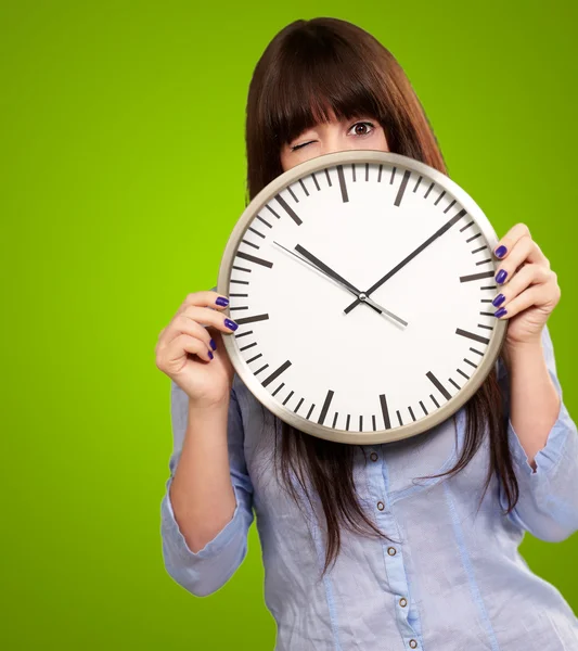 Mujer sosteniendo el reloj guiño —  Fotos de Stock