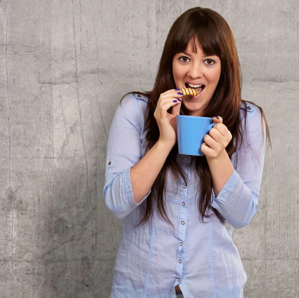 Bella donna con caffè e biscotti — Foto Stock
