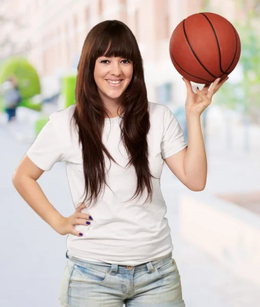 Retrato de una joven mujer con una pelota de fútbol — Foto de Stock