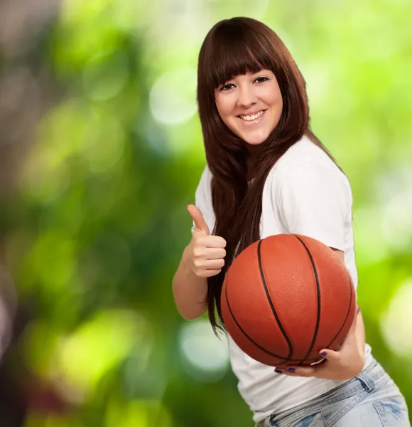 Ritratto di una giovane donna con un pallone da calcio — Foto Stock