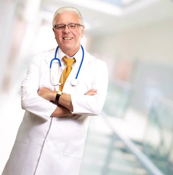 Retrato de un médico de edad avanzada —  Fotos de Stock