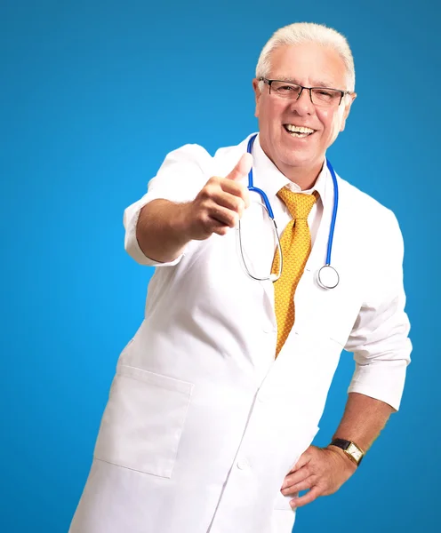 Feliz doctor masculino con los pulgares arriba — Foto de Stock