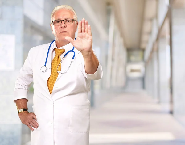 Porträtt av en manlig läkare som visar varningstecken — Stockfoto