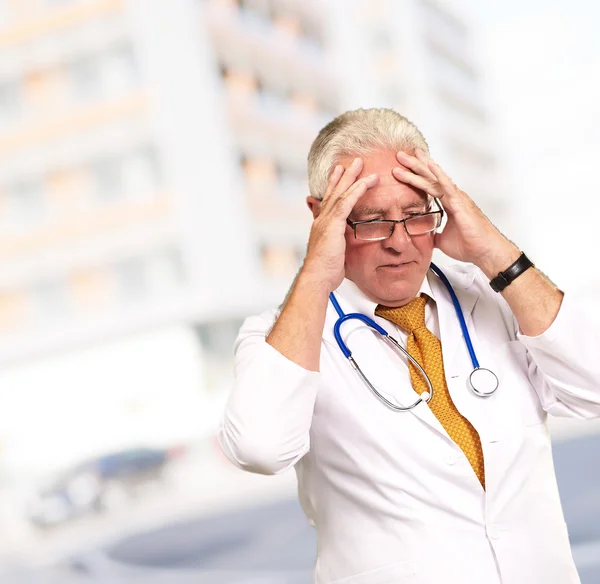 Ritratto di un medico anziano — Foto Stock