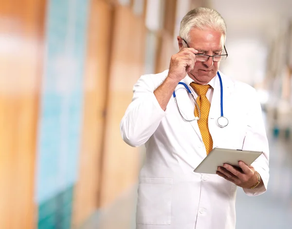 Portrait d'un médecin masculin tenant un onglet — Photo