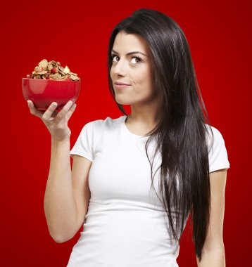 bir kase tahıl ile tutan kadın