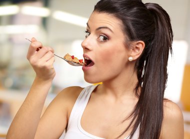 genç kız ile kaşık Mısır gevreği yiyor