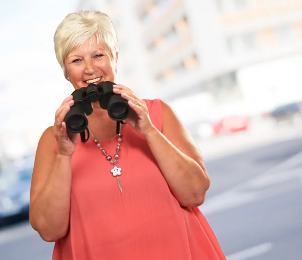 Een senior vrouw met verrekijkers — Stockfoto