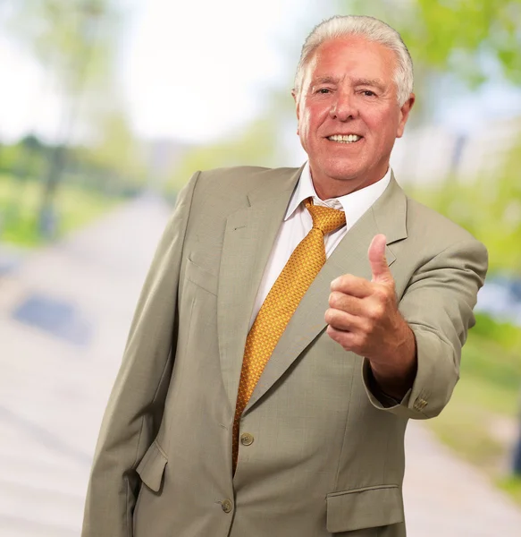 Uomo anziano gesticolando — Foto Stock