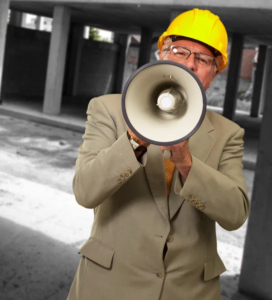 Retrato de um homem sênior com megafone — Fotografia de Stock