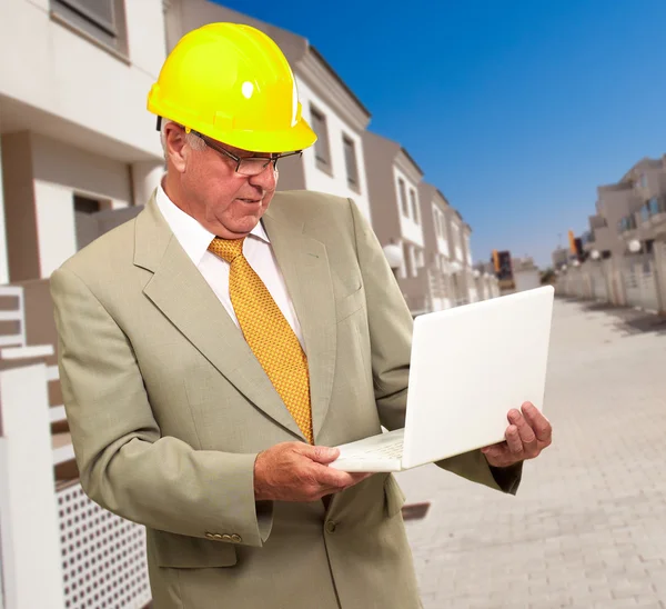 Portrait Of A Male Contractor Using Laptop — Stock Photo, Image