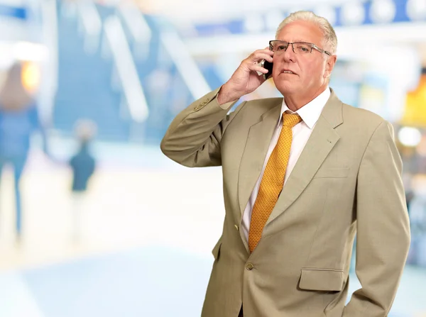 Senior man pratar i telefon — Stockfoto