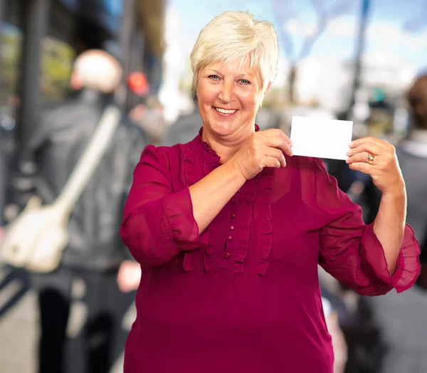 Vieja mujer mostrando papel — Foto de Stock