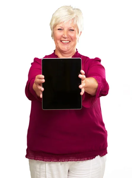 Retrato de uma mulher sênior segurando um laptop — Fotografia de Stock