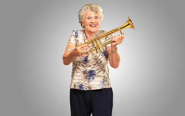 Porträt einer Seniorin mit Trompete — Stockfoto