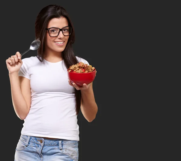 Portrait d'une femme tenant un bol pour le petit déjeuner — Photo