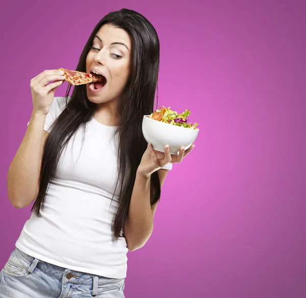 Woman eating pizza — Stock Photo, Image