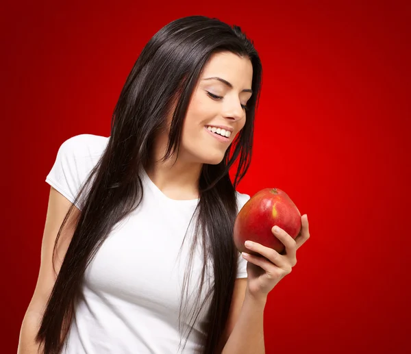En ung kvinna med en mango — Stockfoto