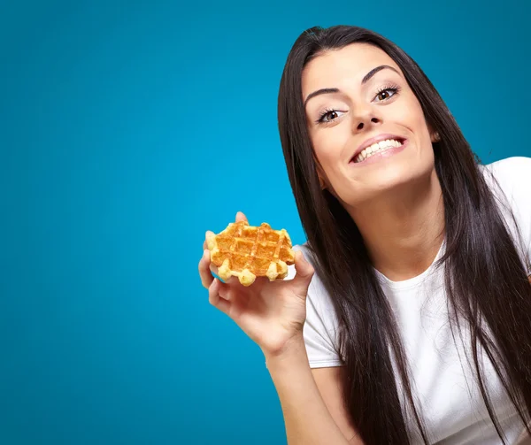 Une jeune femme tenant et montrant à gaufre — Photo