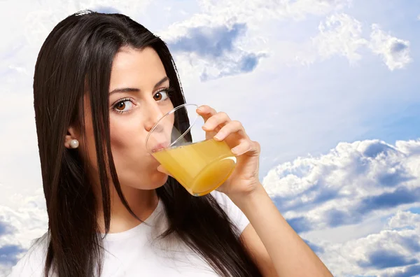 妇女喝橙汁 — 图库照片