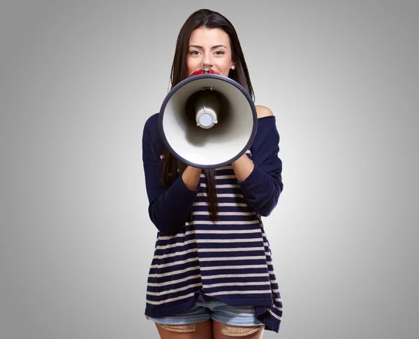 Retrato de uma fêmea com megafone — Fotografia de Stock
