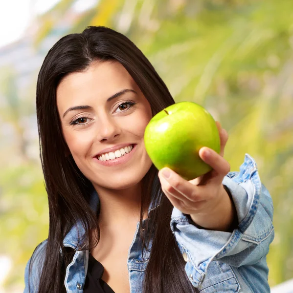 Donna che mostra mela verde — Foto Stock