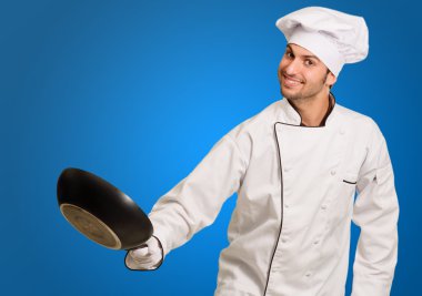 bir tavada tutan bir şef portresi