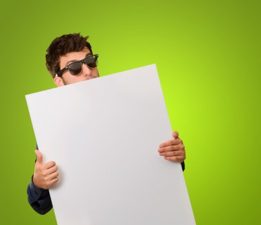 boş afişini tutan güneş gözlüğü takan adam