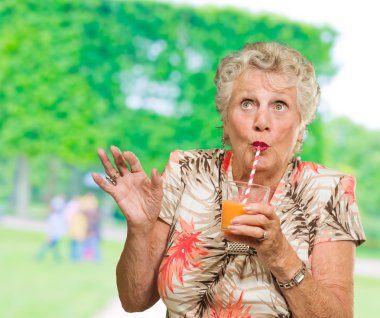 portakal suyu içme kadın kıdemli