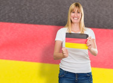 Almanya bayrağı tutan kadın