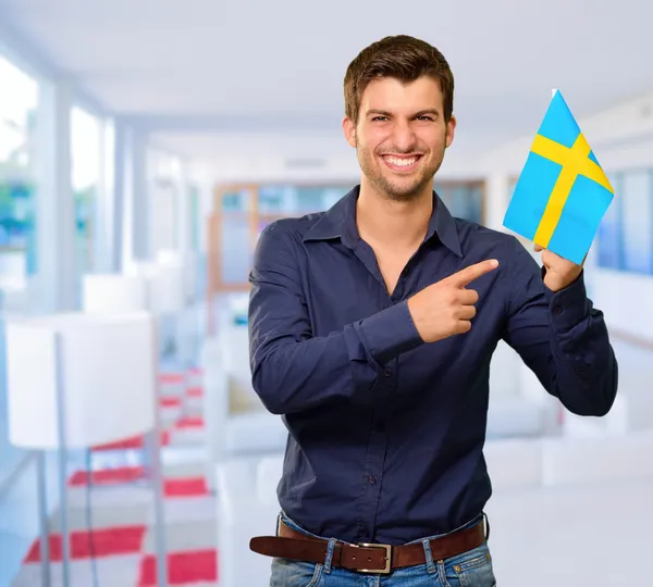 Um jovem segurando uma bandeira da Suécia — Fotografia de Stock