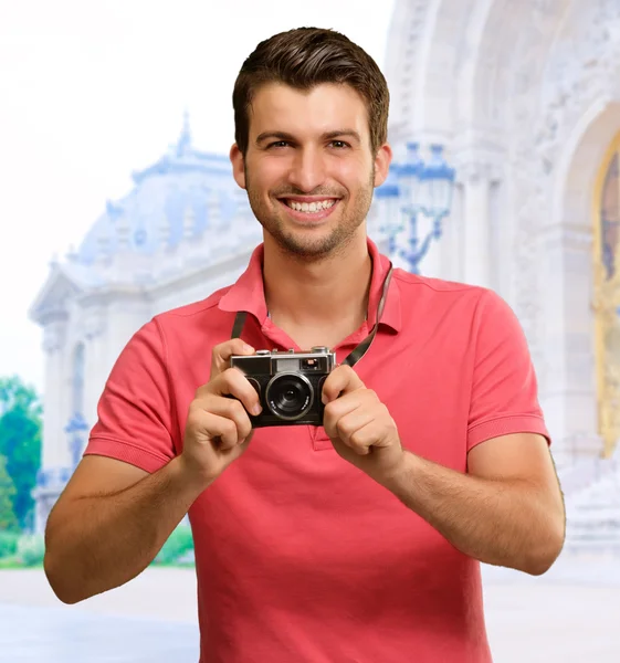 Hombre sosteniendo cámara — Foto de Stock