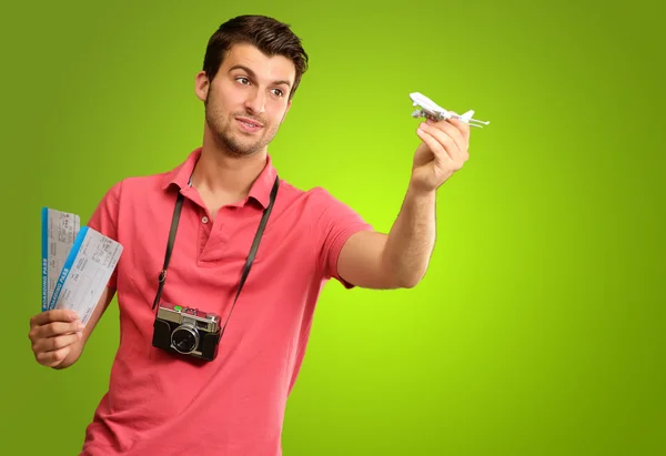 Homem com cartão de embarque e avião — Fotografia de Stock