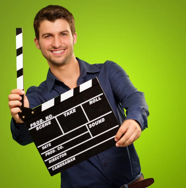 Un giovane che tiene una clapboard — Foto Stock